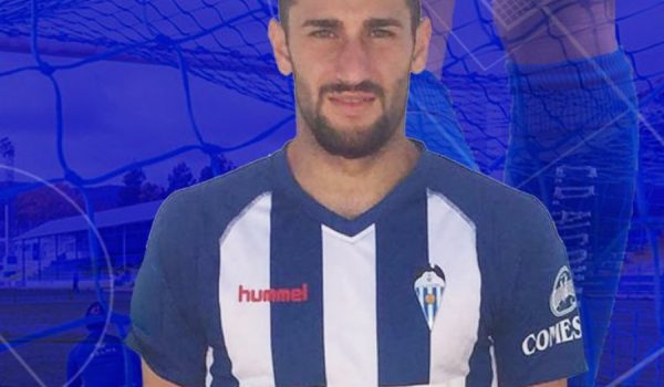 Camacho debutó en categoría nacional con el CD Ronda con apenas 16 años y posteriormente se incorporó al UCAM Murcia