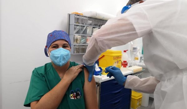 Una sanitaria se vacuna contra el COVID-19 en el Hospital de Ronda.