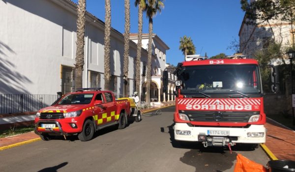 A las 10:00 horas de hoy viernes comenzaron las tareas de los efectivos dotados con un equipo de desinfección y baldeo de agua con lejía al 2% en el exterior del centro y zonas comunes al aire libre.