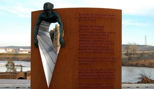 Monumento en Córdoba al sabio rondeño-andalusí.