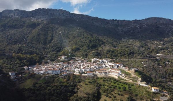 En términos relativos las tres localidades que más han crecido en 2020 son Enix (Almería) con un 10,30%, Beires (Almería) un 9,09% y Benadalid (Málaga) un 8,37%.