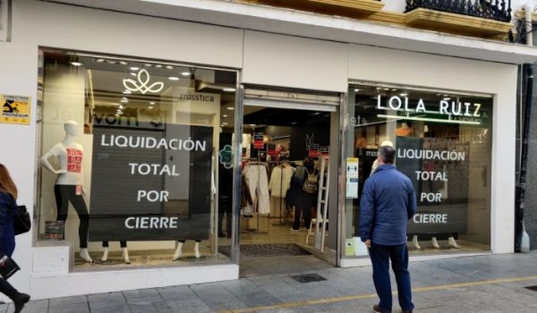 De superar la tasa de 1.000 casos por cada 100.000 habitantes en las últimas dos semanas el comercio no esencial se vería obligado a cerrar sus puertas.