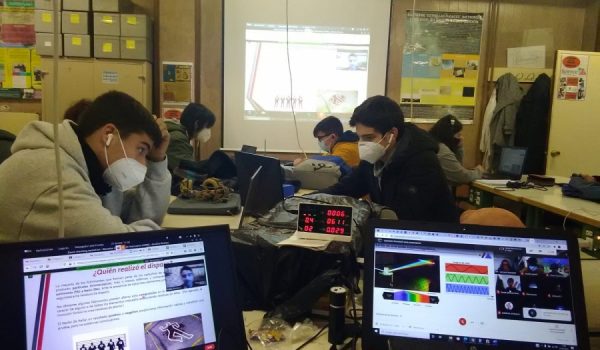 Durante las sesiones los alumnos toman notas y preguntan a los investigadores sobre el desarrollo de sus investigaciones.