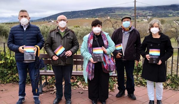 En la imagen algunos de los 57 poetas que han contribuido a la obra con sus poemas.