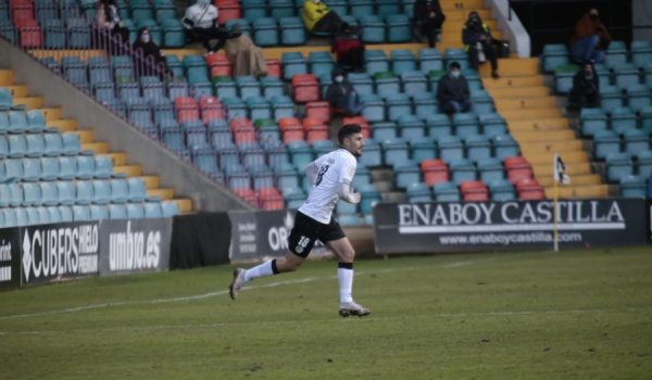 El jugador serrano, saltando al césped de El Helmántico tras sustituir a su compañero Ernest