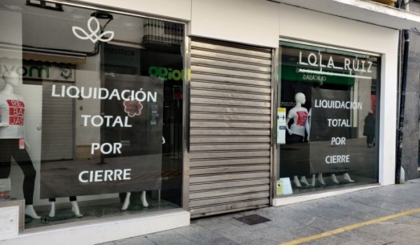 Ejemplo de local en Carrera Espinel que anuncia la liquidación de su stock por cierre del negocio