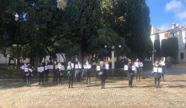 Las trabajadoras afectadas exhiben carteles que rezan "Estética Esencial" y "Queremos trabajar".