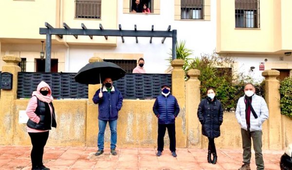 Los vecinos de la calle Santiago Apóstol han mostrado su unión para impulsar esta acción solidaria.