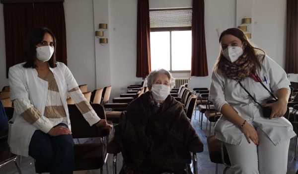 Las primeras vacunas fueron suministradas entre los usuarios de las residencias para mayores, como es el caso de esta mujer en la Residencia de las Hermanitas de los Pobres