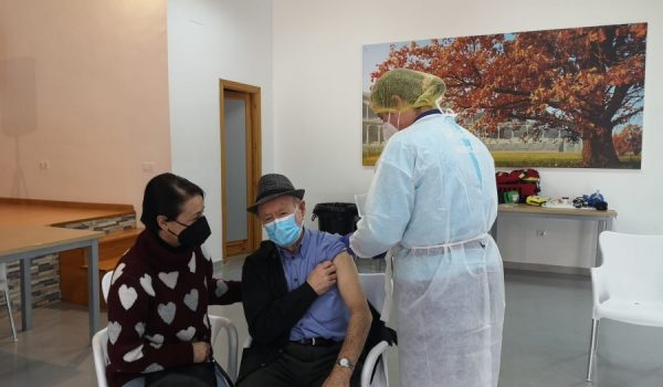 En el día de ayer más de 300 vecinos mayores de 80 años accedieron en Ronda a la primera dosis de la vacuna contra el COVID-19.