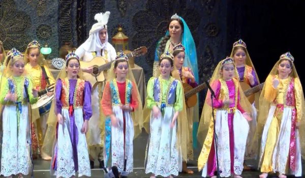 Comparsa femenina infantil Las Reinas de las Maravillas en el Teatro Vicente Espinel