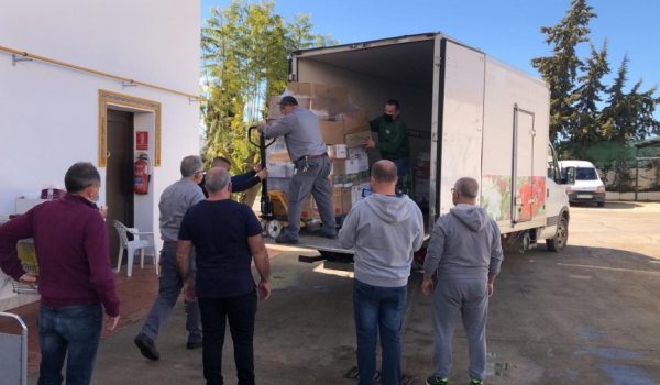 Varios vecinos se han involucrado en la entrega de productos para las Hermanitas de los Pobres.