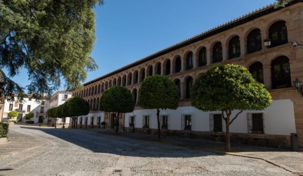 Martínez ha señalado que con esta decisión se evita una competencia desleal al empresariado local