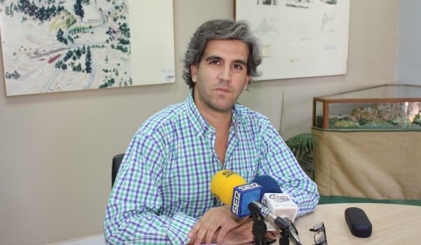 El Ayuntamiento va a contratar a 35 desempleados durante seis meses y a media jornada.