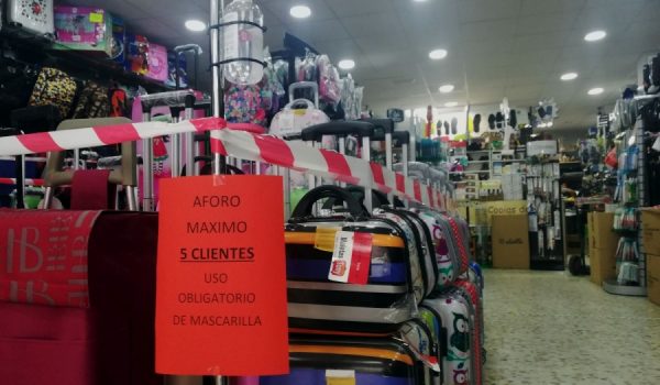 Tony Zapatero mantiene precintadas todas sus estanterías a pesar de que sí ha podido abrir sus pertas para ofrecer el servicio de reparación de calzado