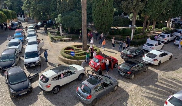 Los manifestantes se han congregado en la Plaza Duquesa de Parcent para reclamar ayudas directas al equipo de gobierno local.
