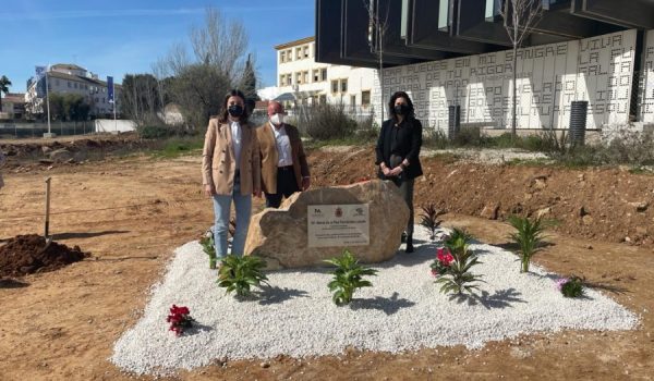 Fernández y los responsables de las empresas constructoras han descubierto una placa conmemorativa.