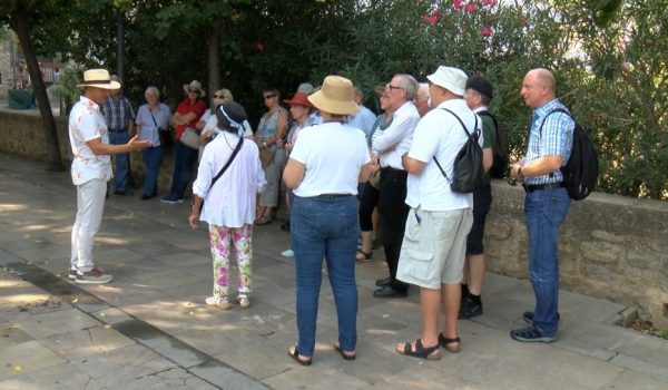 Un grupo de turistas junto a su guía en el paseo de Blas Infante antes de la pandemia