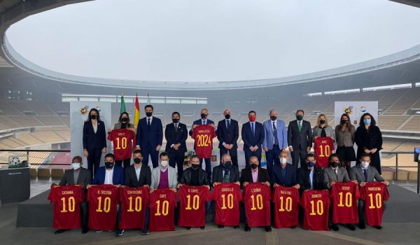 Auxi Jiménez, tercera por la derecha en la fila superior, ha sido una de las dos únicas jugadoras homenajeadas en el acto