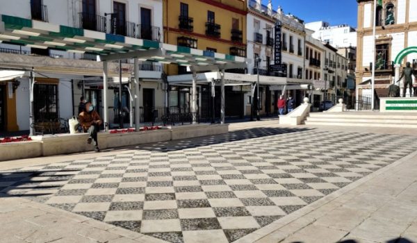 Imagen de la plaza del Socorro con la mayoría de comercios cerrados