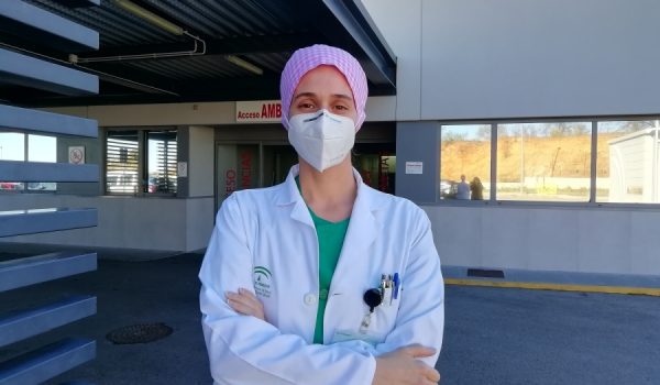 Lorenzo explica que, a la presión asistencial se une el cansancio físico y emocional al que debe hacer frente los sanitarios durante la pandemia.