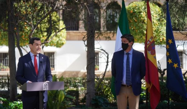 Moreno y su vicepresidente, Juan Marín, han atendido a los medios de comunicación en la plaza Duquesa de Parcent