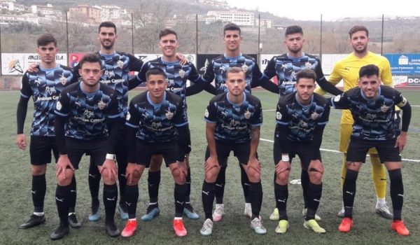 El meta rondeño, primero por la derecha en la fila de arriba, antes de su debut con el filial indálico el pasado fin de semana en el Medina Lauxa de Loja