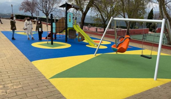 Uno de los elementos destacados en el nuevo parque infantil es un columpio adaptado a personas con discapacidad y para bebés.