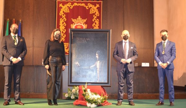 La imagen, obra del sevillano Fernando Vaquero, muestra al Cristo Resucitado en penumbra, como "oscuridad que se convierte en luz", en palabras de su autor.