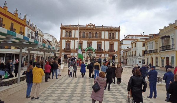 Varios niños de los barrios y pedanías de Ronda izaron la bandera andaluza antes de la interpretación del himno.