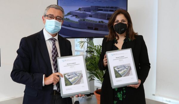 El presidente de la diputación, Francisco Salado, ha hecho entrega a la alcaldesa de Ronda, María de la Paz Fernéndez, de la redacción del proyecto.