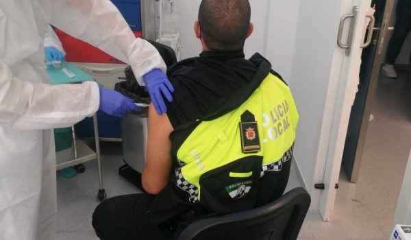 Los agentes mayores de 55 años deberán esperar a que las administraciones envíen dosis compatibles con su franja de edad.