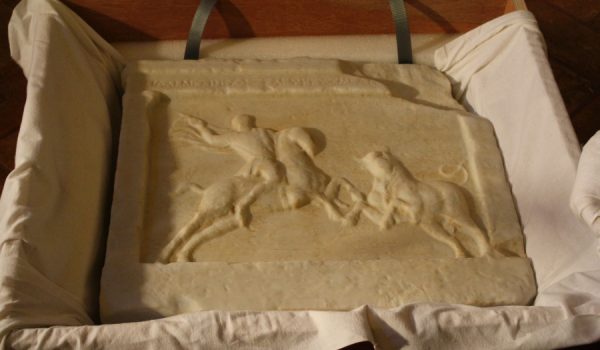 Se trata de un bajo relieve sobre piedra de estilo helenístico que representa al jinete Hippalkmos armado de una lanza en el momento de enfrentarse a un toro, cuya reproducción ha sido adquirida por la Real Maestranza de Caballería de Ronda