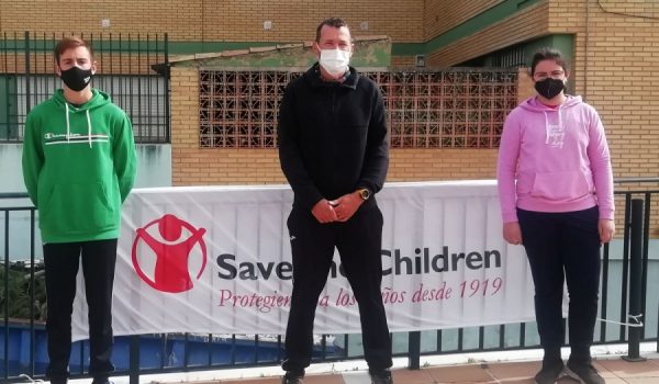 El responsable de la carrera, Martin Statengaard, junto a dos de los alumnos que más dinero han logrado recaudar, David Carrera y Alma Amaya, de 1º de ESO.