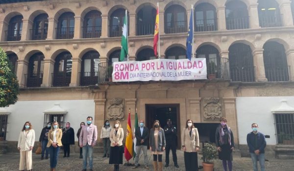 Miembros de distintos grupos de la corporación han asistido al acto institucional por el Día de la Mujer.