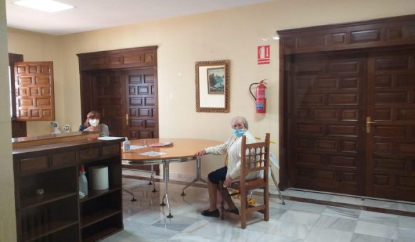 Desde el pasado sábado familiares y allegados pueden visitar a los usuarios a la residencia con cita previa.