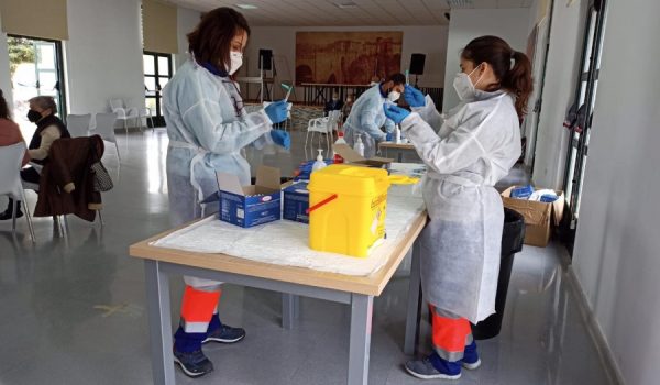 Los expertos estudian por el momento si los pacientes vacunados tienen la capacidad de transmitir el virus si se contagian.