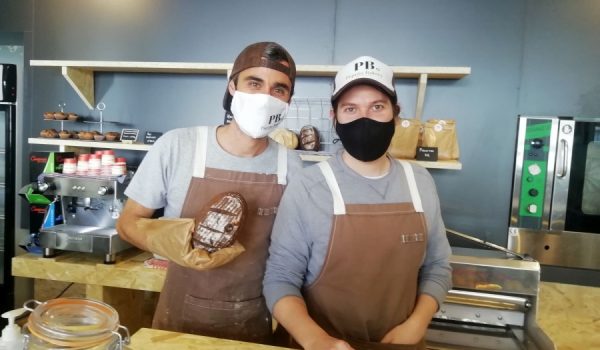 Juan Antonio y Javier se muestran satisfechos de la buena acogida que está teniendo la apertura de su panadería sin gluten.