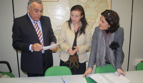 La subvención ha sido entregada en la Oficina Comarcal Agraria por Mónica Bermúdez y Mabel Salinas.