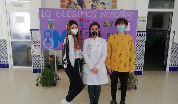 En el centro de la imagen la profesora Patricia Gavilán, impulsora del proyecto, junto a los alumnos Sofía Moreno y Miguel Del Valle de 3º de ESO.