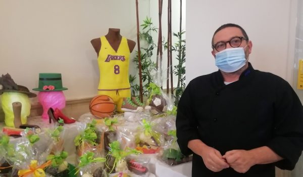 Verdú ha tardado varias horas en culminar la figura del torso de Bryant, elaborada con 25 kilos de chocolate.