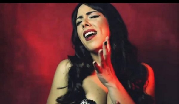 Instantánea del videoclip de Secreto, el nuevo sencillo de Ángeles Vela