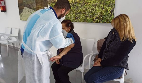 Mañana miércoles se reanudará la vacunación con dosis de AstraZeneca a pacientes de hasta 65 años.