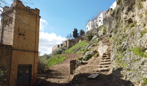 Los escalones de la Cijara se componen de piedra arenisca, mejorando la accesibilidad y seguridad del camino.