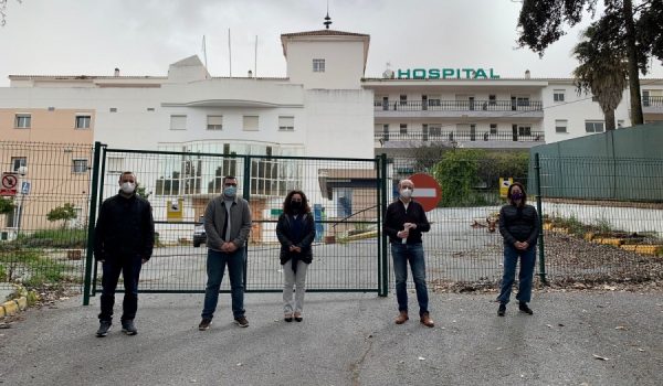 Miembros de IU y de la Plataforma en defensa de una sanidad pública de calidad han comparecido ante las puertas del antiguo Hospital Comarcal.