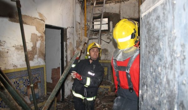 La rápida intervención de los bomberos ha evitado que el incendio continuase propagándose.