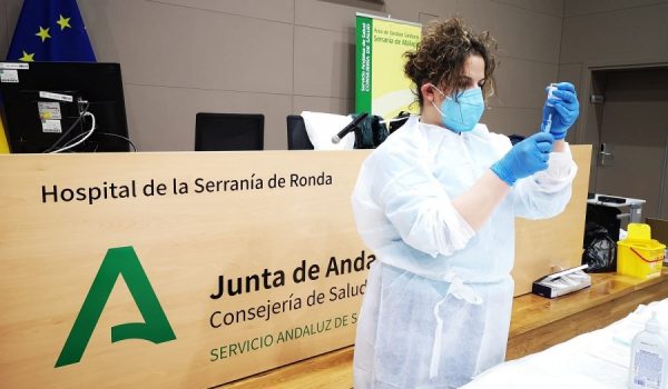 Personal del Área Sanitaria de la Serranía ha comenzado a administrar vacunas de Astra Zeneca a población de entre 55 y 65 años.