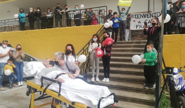 En la puerta de su edificio, en la calle Giner de los Ríos, Antonia besa a su marido acompañada de familiares y amigos
