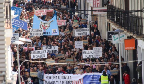 La manifestación para reivindicar la construcción de una autovía en Ronda congregó a miles de rondeños y serranos en abril de 2018.