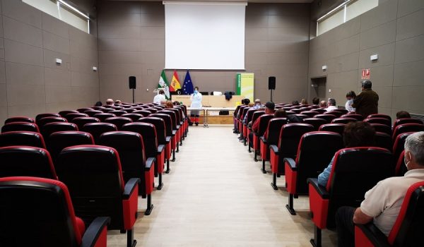 El salón de actos del Hospital Comarcal sigue siendo el escenario en el que se administran las dosis de Astra Zeneca para vecinos de Ronda de entre 65 y 55 años.
